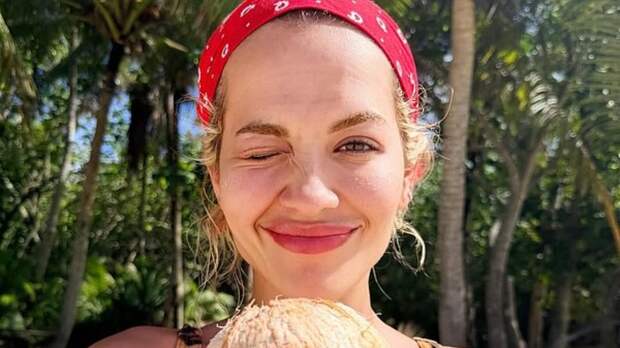 Рита Ора в крошечном бюстгальтере от бикини попала в объектив папарацци