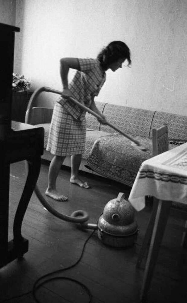 Мама убирается в комнате. Всеволод Тарасевич, 1967 год, Волгоградская обл., г. Волжский, МАММ/МДФ.