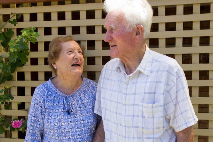 90-летняя бабушка встретила своего суженого на автобусной остановке