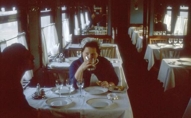 1975 год. В вагоне-ресторане.