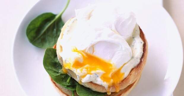 Сытный и невероятной вкусный бутерброд с яйцом пашот. \ Фото: 1000.menu.
