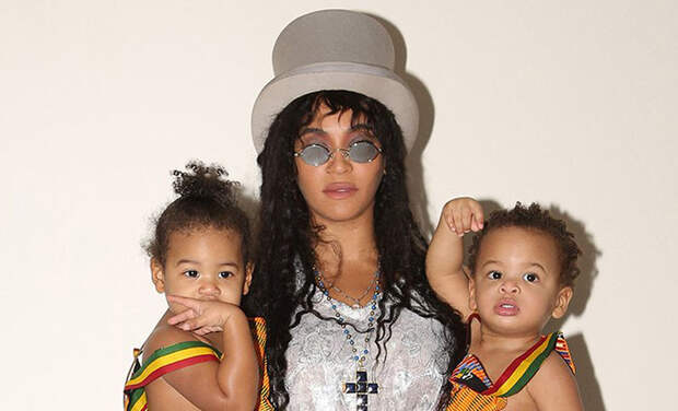 Бейонсе показала редкое фото подросших близнецов Руми и Сэра