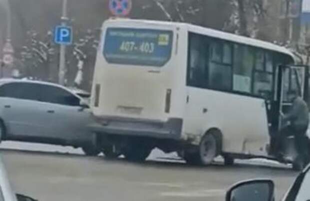 В Рязани маршрутный автобус попал в ДТП