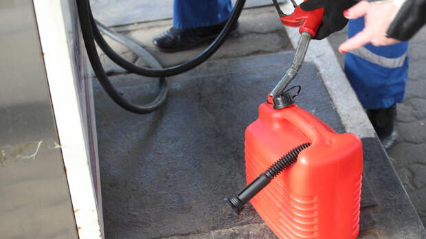 В Госдуме хотят запретить продавать бензин детям во всей России