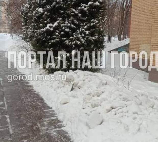 Пешеходные дорожки рядом с парком «Дубрава» очистили от снега