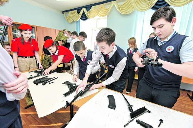 Воронежских школьников учат управлять беспилотниками