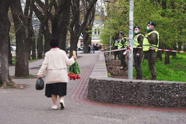 Одесса 2 мая: на Куликовом много цветов и много полиции Одесса 2 мая: на Куликовом много цветов и много полиции