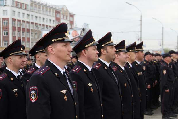 Один мой товарищ, который в свое время уволился из армии и устроился в полицию, проработав там несколько лет на оперативной должности, вспоминает эту службу как страшный сон.-6