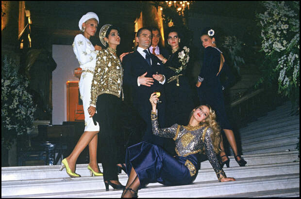 Карл Лагерфельд с моделями на показе Chanel осень-зима 1984