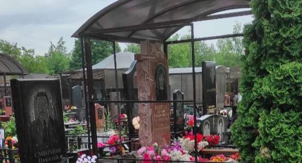 Скандал на кладбище на Кубани на Радоницу: смех и бег за угощением, мангалы с шашлыками, споры за "добычу"
