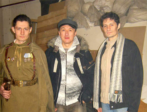 Ильяс Аутов (в центре) с исполнителями главных ролей в клипе - братьями Самойловыми.
