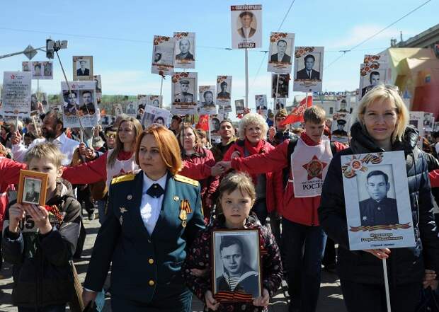 Участники акции памяти "Бессмертный полк" во время шествия в День Победы, Екатеринбург, 9 мая