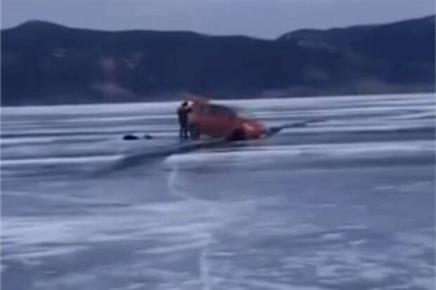 Россияне провалились в трещины на Байкале на автомобилях