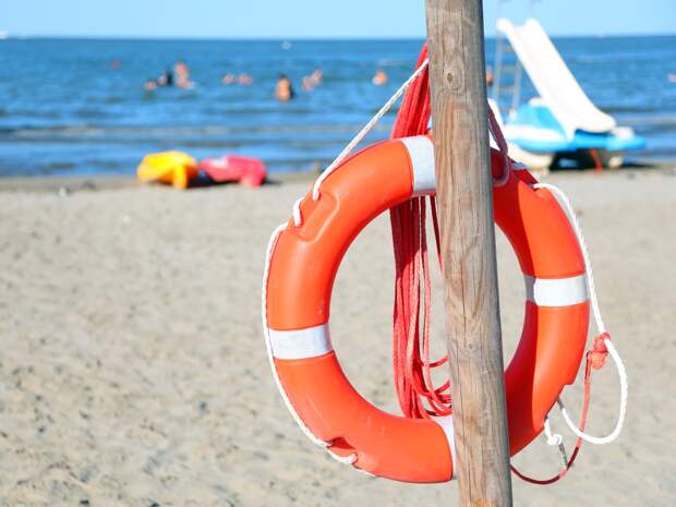 Мальчик проплыл четыре километра ради спасения унесенной в море семьи