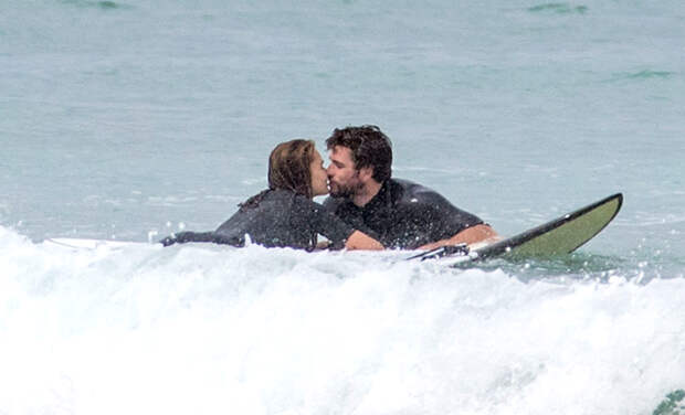 На своей волне: влюбленные Лиам Хемсворт и Габриэлла Брукс на острове Филиппа в Австралии