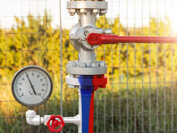 Цена российской нефти упала в два раза