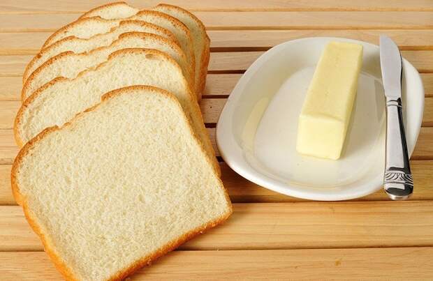 Белый хлеб с маслом не насытит надолго. / Фото: vladtime.ru