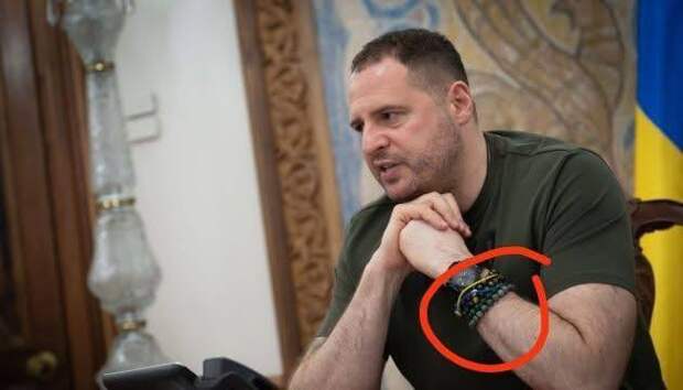 Чтобы вы понимали уровень неадеквата - один из браслетиков ЛЕЖАЛ В ГРОБУ НА