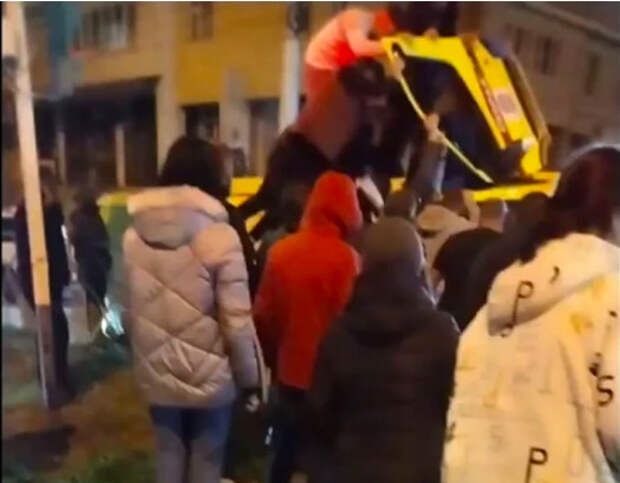 ДТП произошло вечером 14 октября на регулируемом перекрестке улиц Лермонтова и Льва Толстого. «Водитель реанимобиля “Форд Транзит” выехал на перекресток на запрещающий сигнал светофора с включенными проблесковыми маячками и спецсигналом (с его слов), где столкнулся с автомобилем “Киа”», – рассказали в пресс-службе госавтоинспекции.
