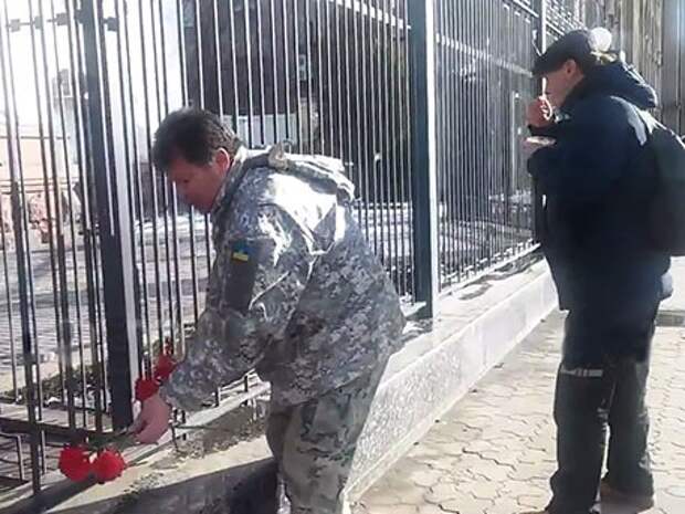 Полковник ВСУ принес цветы к посольству России в Киеве, почтив память погибших россиян Полковник ВСУ принес цветы к посольству России в Киеве, почтив память погибших россиян