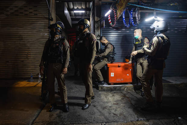 Два туриста с пистолетом и молотком ограбили ювелирный салон Таиланда из-за девушек