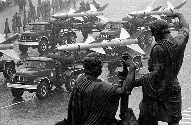 Зенитно-ракетные комплексы С-75, 1974 год. Фото: Виктор Кошевой / фотохроника ТАСС