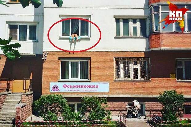 Жители Новосибирска жалуются: голая женщина загорает в окне второго этажа загар, окно