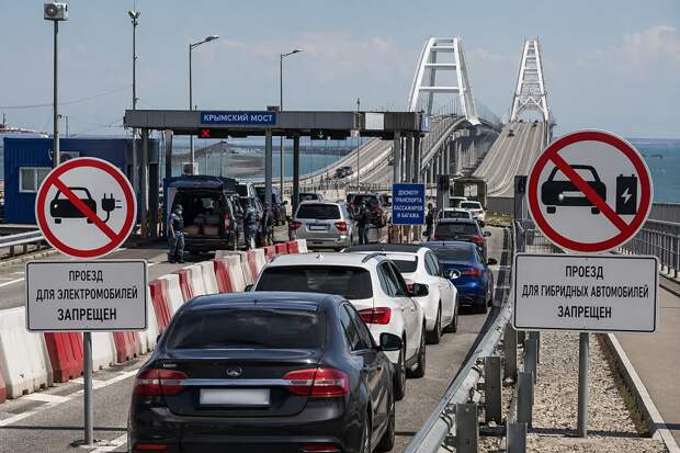 Электромобилям и гибридным авто запретили проезд по Крымскому мосту