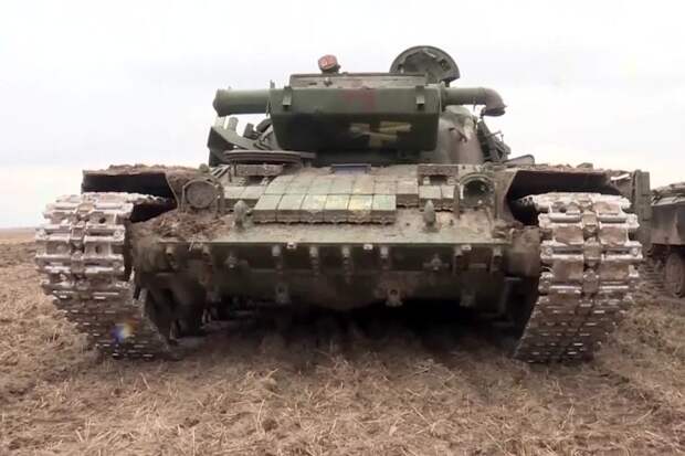 Два танка ВСУ уничтожили благодаря щели в маскировочной сети