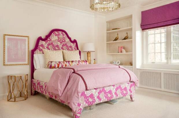 В этой спальне дизайнер применил несколько оттенков розового.