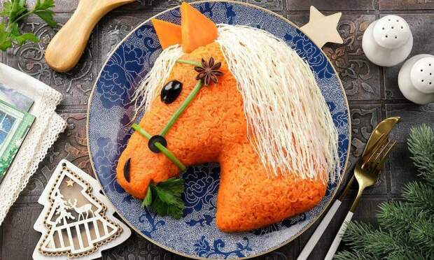 Салат «Лошадь» с курицей и шампиньонами: блюдо, которое порадует Красную Огненную Лошадь