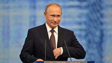 Президент России Владимир Путин выступает на пленарном заседании На пороге новой экономической реальности в рамках XX Петербургского международного экономического форума в Санкт-Петербурге. 17 июня 2016