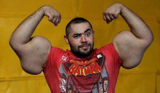 Мужчины с мощными руками, похожие на персонажей комиксов (8 фото + 2 видео)