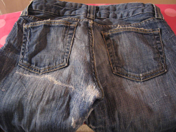 Как спасти любимые джинсы: ставим заплатки в «неудобных» местах