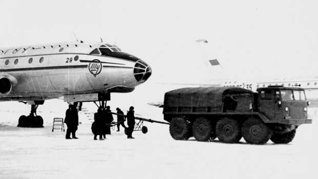 Аэродромный вариант ЗИЛ-134А при буксировке самолета Ту-104