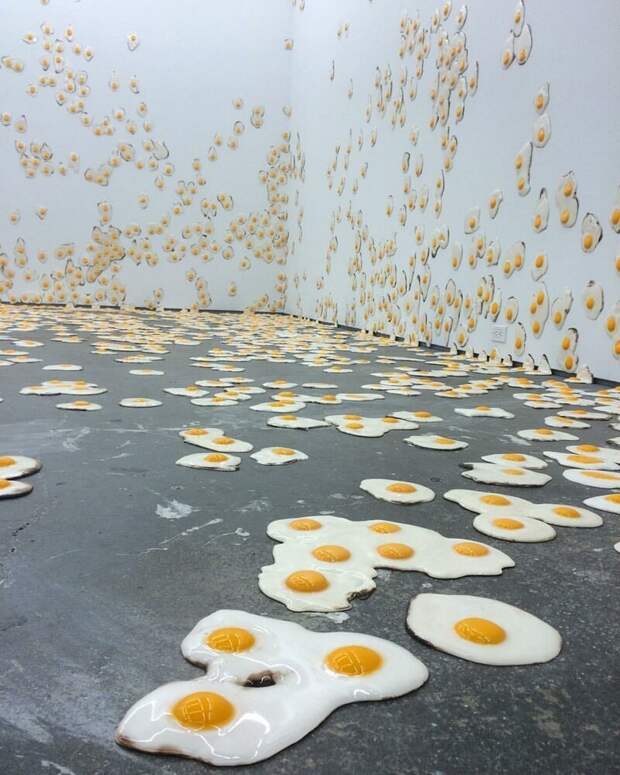 Инсталляция из 7.000 яичниц искусство, непонятное, скульптура, фантазия, что делают