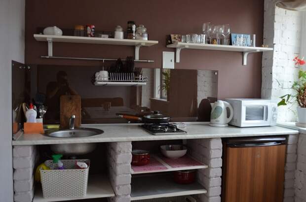 Если хранить на столешнице много предметов, образуется хаос на кухне. / Фото: Remont-volot.ru