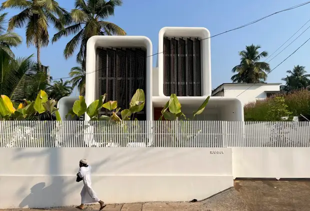 Семейный дом со смелым геометрическим фасадом в Индии