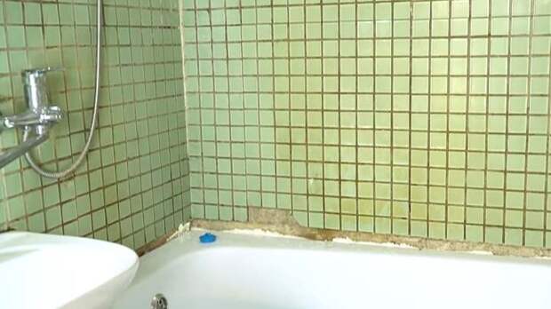 Практичный ремонт ванной при помощи самоклеящихся панелей ПВХ
