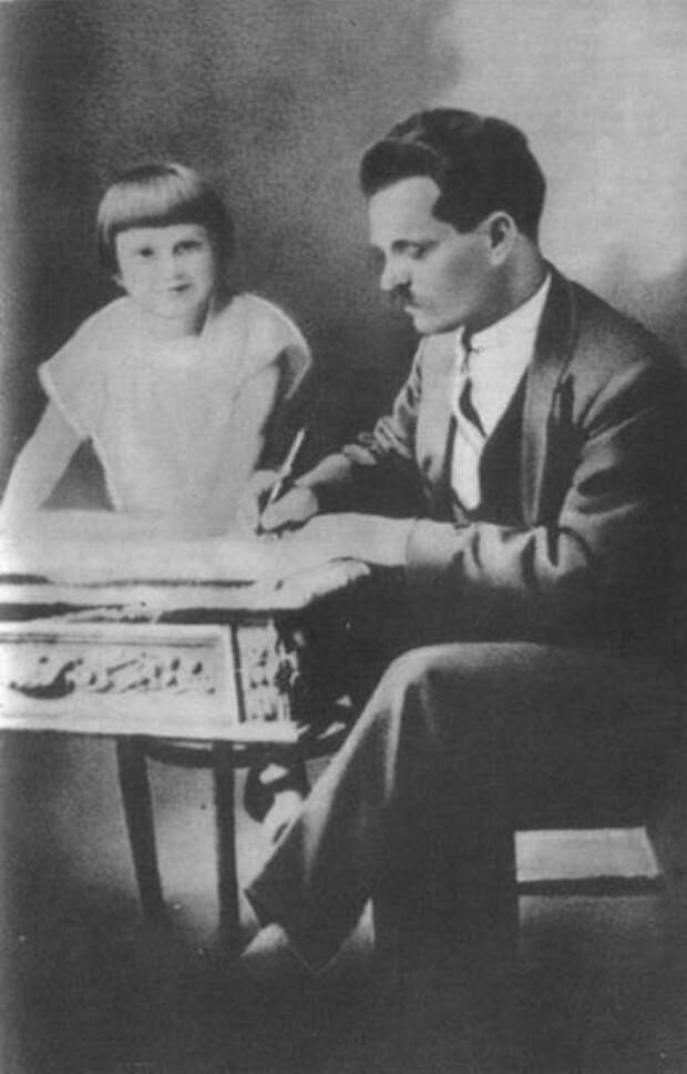 Нестор Махно с дочерью Еленой в Париже, вторая половина 1920-х
