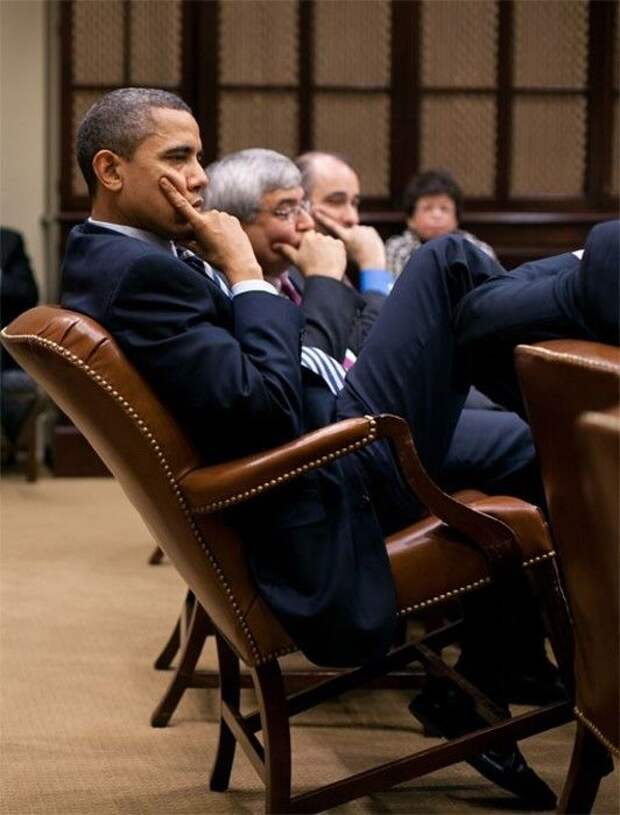 Почему закидывают ногу на ногу. Барак Обама ноги на столе. Туфли Обамы Барака. Барак Обама 2023. Американец ноги на столе.