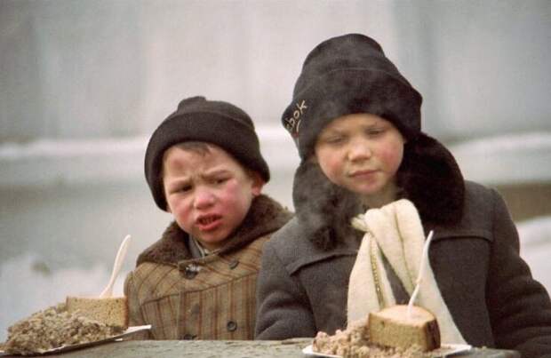 17. Бездомные дети получают благотворительный обед, Москва, 1995 год