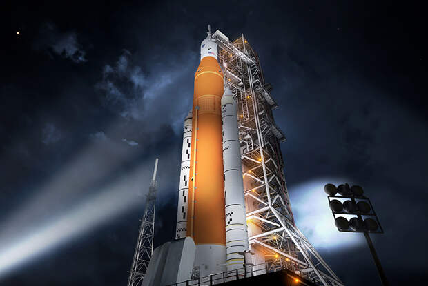 Разрабатываемая под руководством американской компании Boeing сверхтяжелая ракета SLS (Space Launch System) предназначена для миссий к Луне и Марсу. Первый полет базовая версия ракеты (грузоподъемностью до 70 тонн на низкую околоземную орбиту) должна совершить в 2020 году, что с высокой вероятностью будет сдвинуто вправо. Усиленный вариант ракеты предполагает отправку в космос до 130 тонн. НАСА допускает использование SLS для запуска десяти миссий, включающих отправку межпланетной станции к Европе (спутнику Юпитера с подповерхностным океаном), запуск модулей окололунной орбитальной станции LOP (Lunar Orbital Platform) — Gateway и пилотируемый полет на Марс. Главный и часто критикуемый недостаток SLS заключается в чрезвычайно высокой стоимости одноразовой ракеты, на создание которой с 2011-го ежегодно тратится почти по два миллиарда долларов. Сверхтяжелая ракета SLS (Space Launch System) НАСА