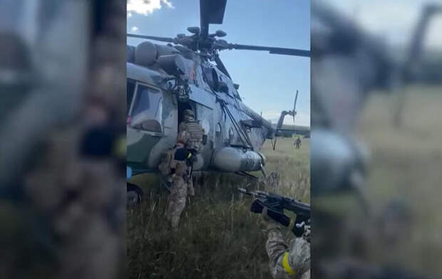 КАДРЫ ЗАХВАТА УЖЕ ПРИЗЕМЛИВШЕГОСЯ ВЕРТОЛЁТА СПЕЦНАЗОВ ГУР. ФОТО: ОПЕРАТИВНАЯ СЪЕМКА ГУР