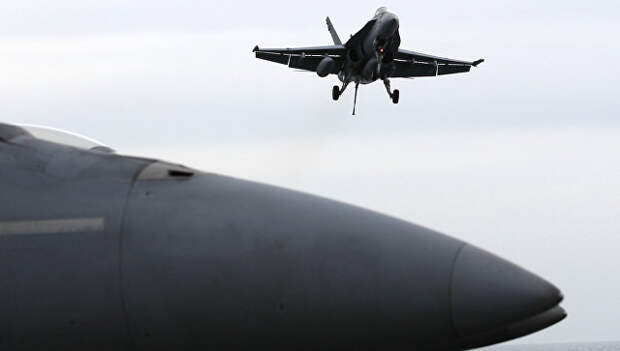 Самолет F-18 ВВС США. Архивное фото Самолет F-18 ВВС США. Архивное фото