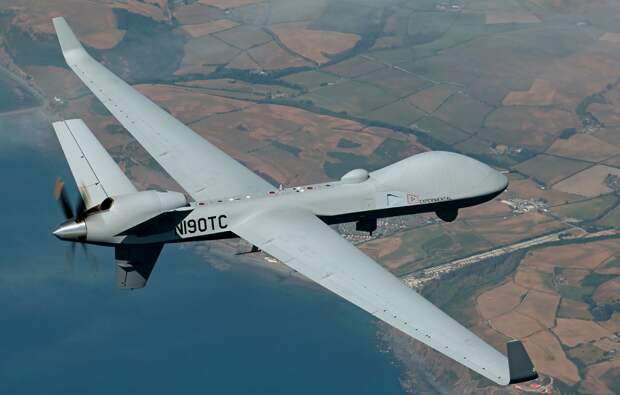 MQ-9B Sky Guardian это военно-морская версия американской серии ударно-разведывательных БПЛА MQ-9, восходящих ещё к знаменитому "Предатору" (MQ-1 Predator). Стоит такая игрушка более 40 миллионов. Индийцы в общей сложности заплатили по 103 млн за экземпляр. Но получить их не могутФото