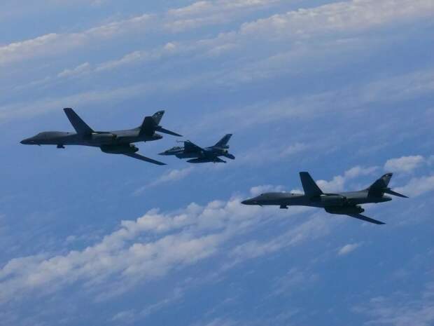 Стратегические ракетные бомбардировщики B-1B Lancer, имитация ракетного удара по России. Источник изображения: 