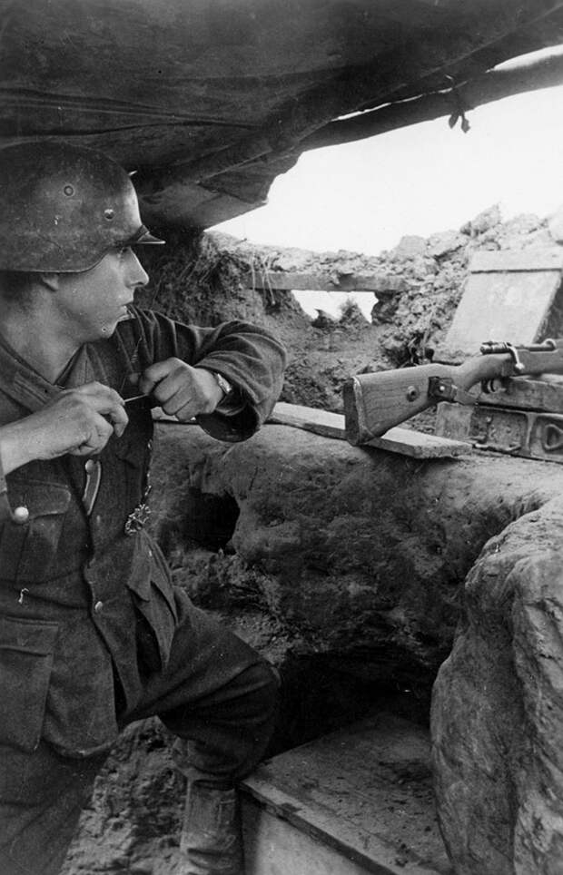 Немецкий пехотинец. Ржев, 1942 г.