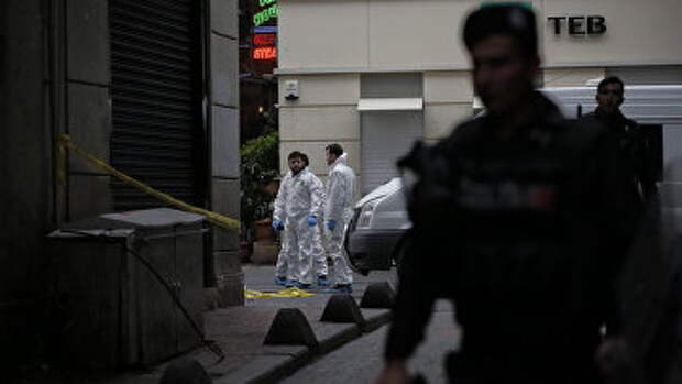 Сотрудники турецких спецслужб неподалеку от места взрыва на улице Истикляль в Стамбуле. Архивное фото