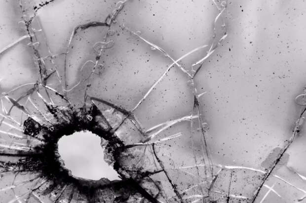 В США юноша выстрелил в машину девушки после шутки об измене